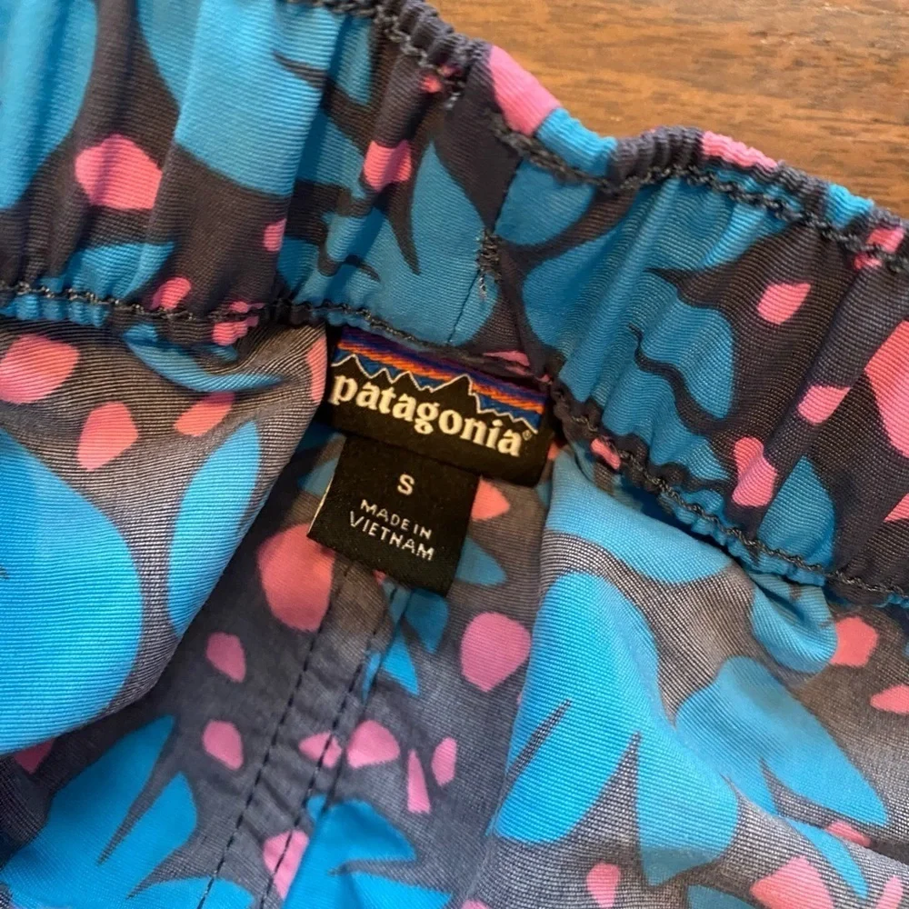 Patagonia Barely Baggies 2.5" Shorts
Pollen Confetti: Dolomite Blue
Size Small - Picture 4 of 6